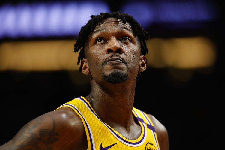 NBA：勇士险胜小牛 库里关键三分救主（库里末节关键三分力挽狂澜 勇士险胜小牛）