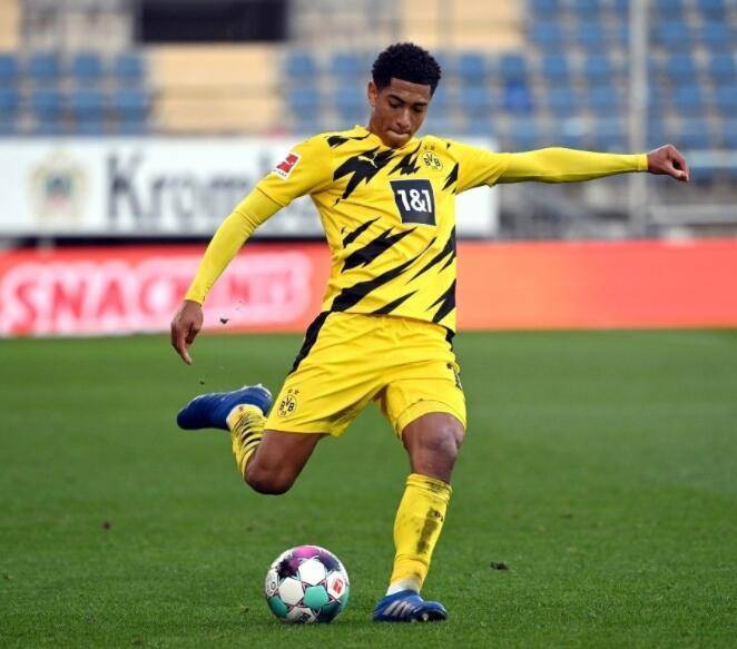 辛辛那提中场吉迪赛后与梅西交换球衣，双方握手并拥抱（赛后辛辛那提中场吉迪与梅西互换球衣，握手相拥致意）