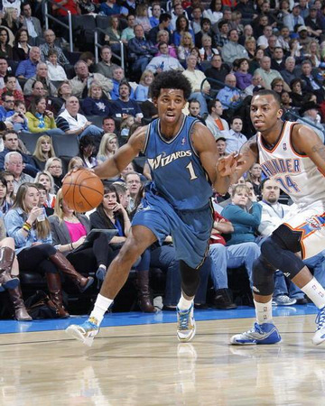 欧文突破防守送出关键助攻（欧文强突撕裂防线送出关键一传）