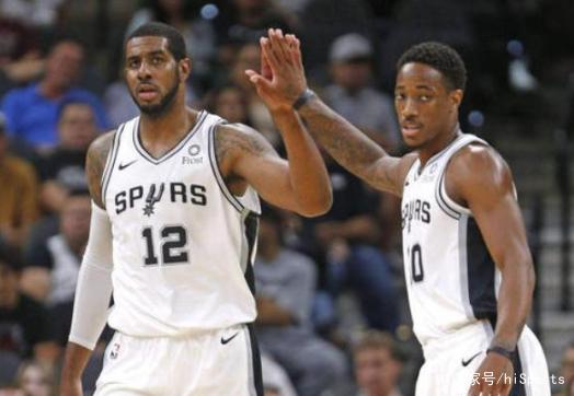 皇马四名首发后卫无人踢完全场，两人染红一人伤退一人被换下（皇马首发后卫无一踢满：两人被罚下、一人伤退、一人被换）