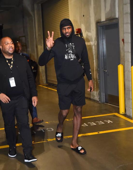 德天空：皇马与吕迪格均对续约持开放态度，目前暂因伤病搁置（德媒称：皇马与吕迪格均愿续约，但谈判因伤病暂时搁置）