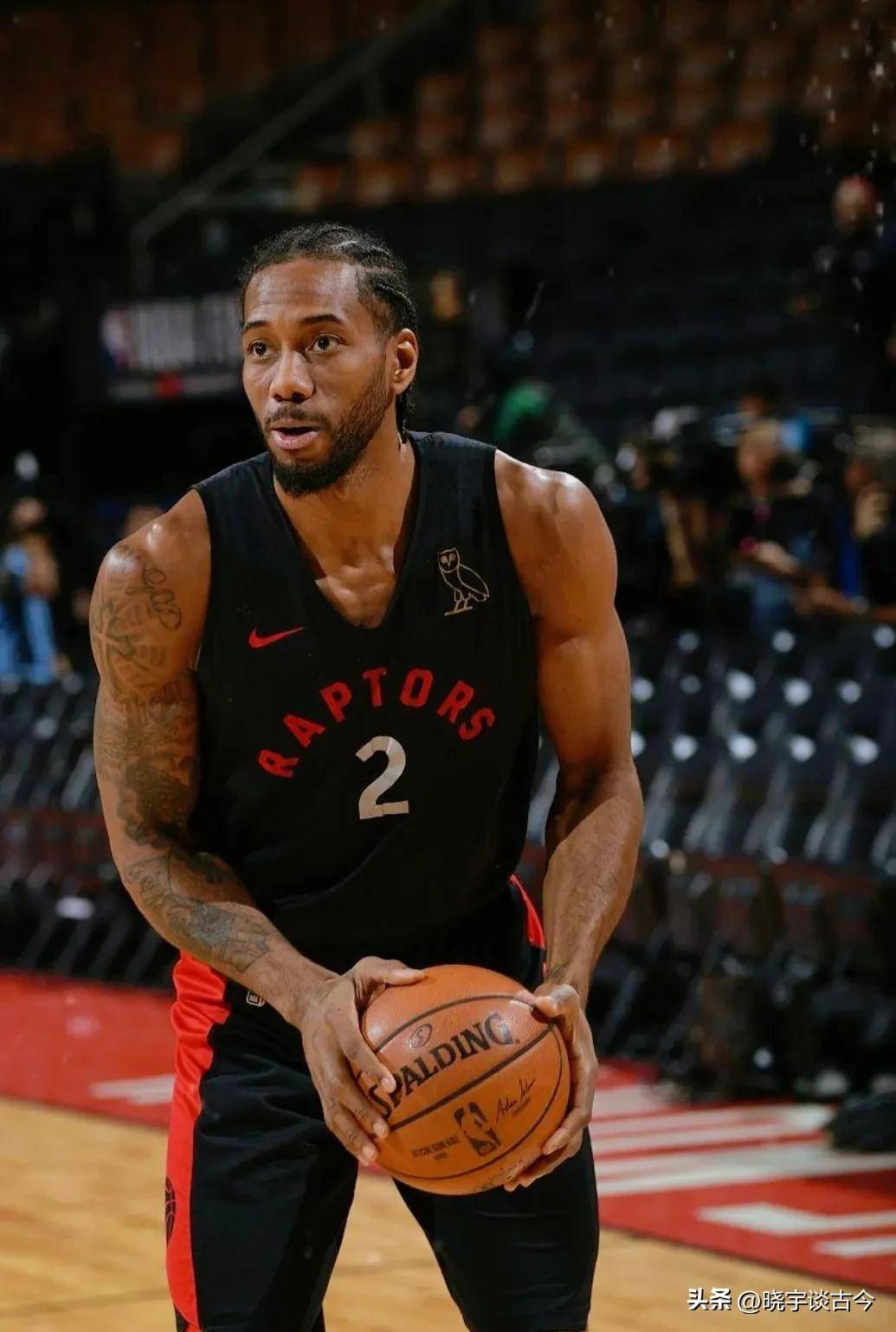 终于看你进个球！威金顿突破妙传 霍勒迪底线空切双手扣篮！（终于破荒！威金顿突破分球，霍勒迪底线空切双手暴扣！）