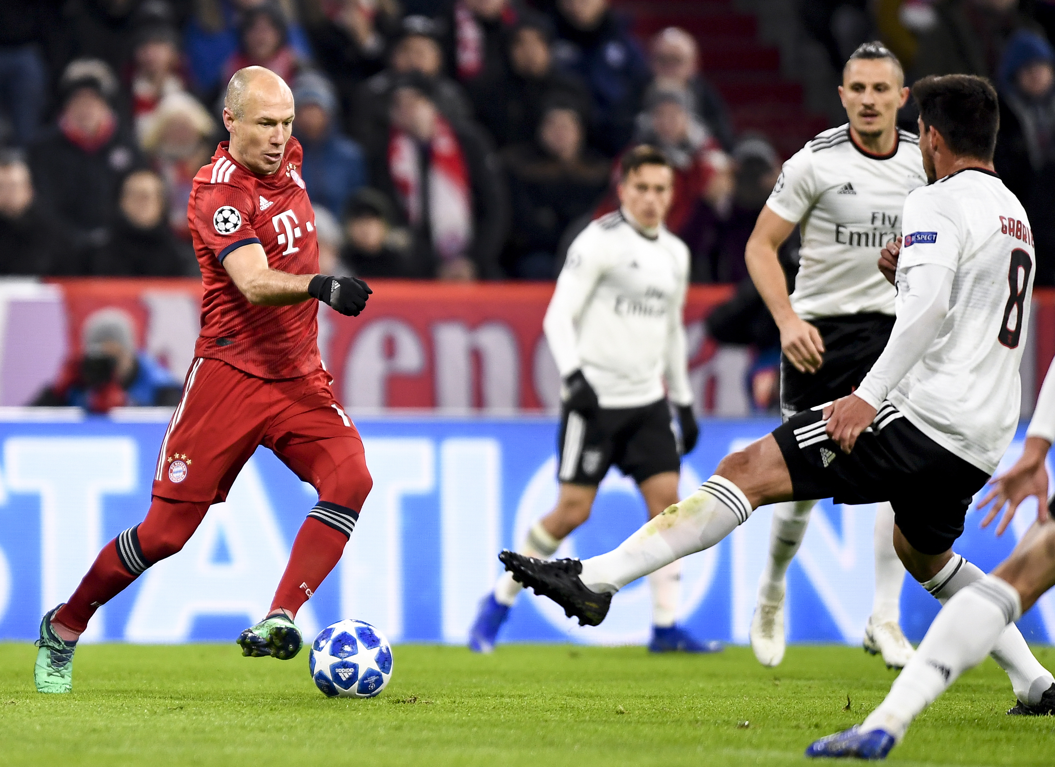 欧文突破两人防守完成得分（欧文摆脱双人夹击上篮得手）