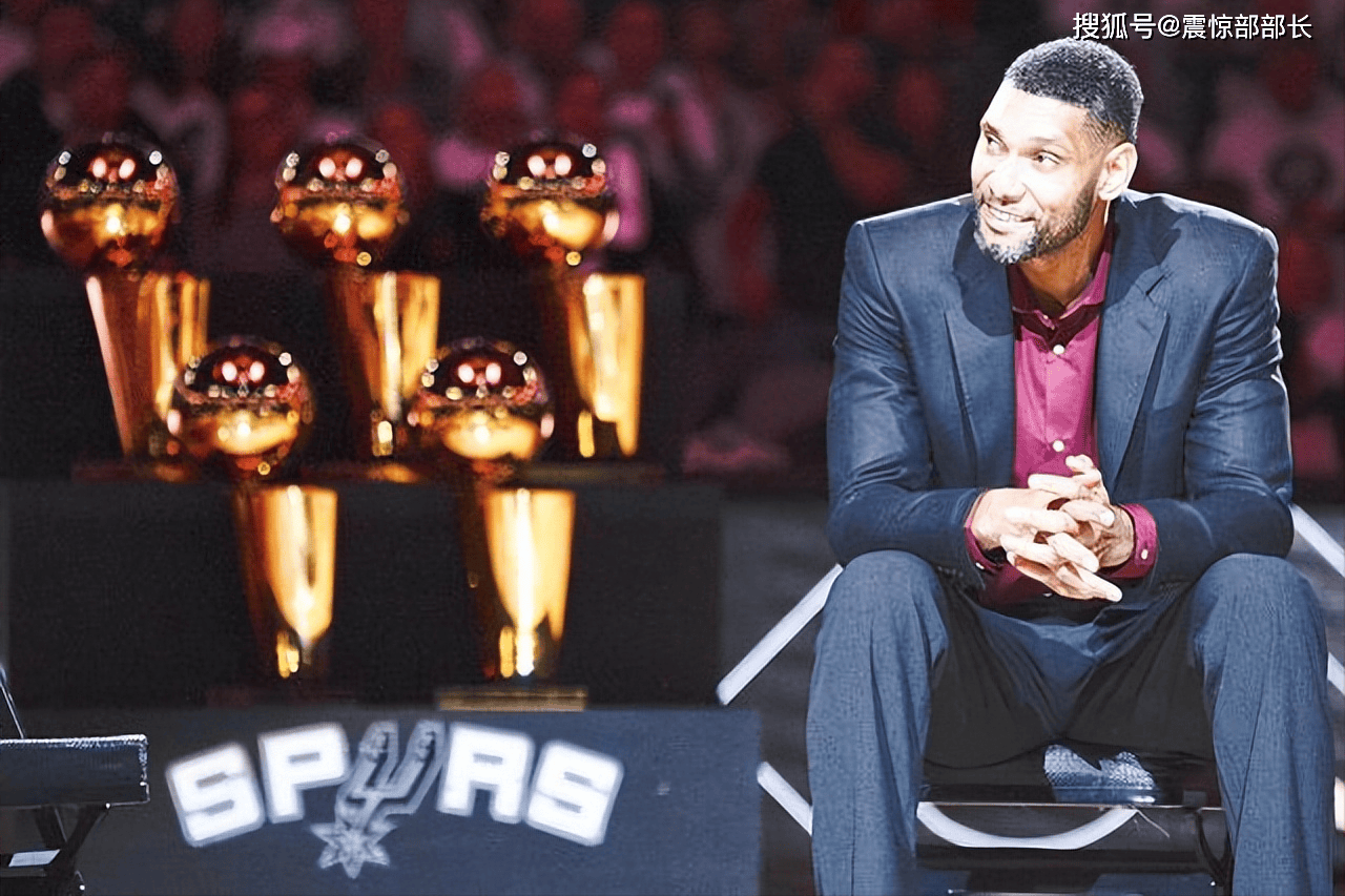 演员！詹姆斯上篮不中大骂裁判，慢镜头显示体毛都没碰到！（詹姆斯上篮未果怒斥裁判，慢镜回放显示几乎无身体接触）