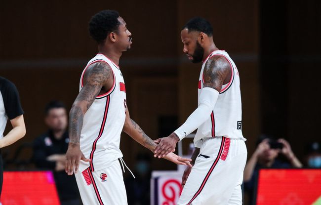 甘超对阿奇姆彭做闭嘴手势，钟义浩扳平比分后做同样手势回击（甘超向阿奇姆彭做噤声手势，钟义浩扳平后以同样动作回敬）