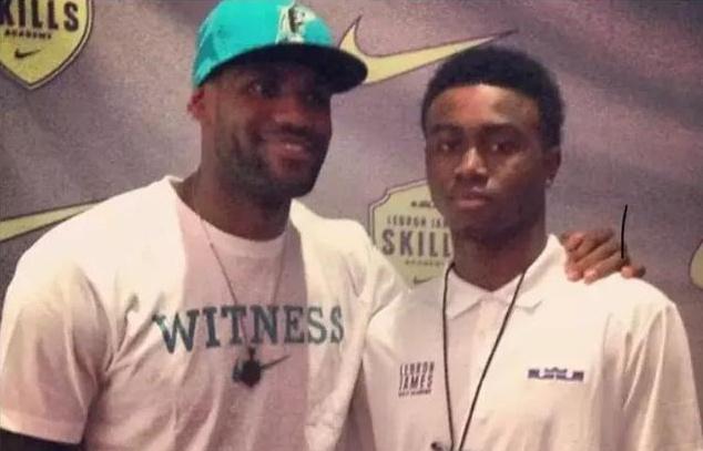 萨里：建议把VAR设备放的离替补席远一点，裁判需要冷静判断（萨里呼吁将VAR设备与替补席保持更大距离，裁判需冷静作出判罚）