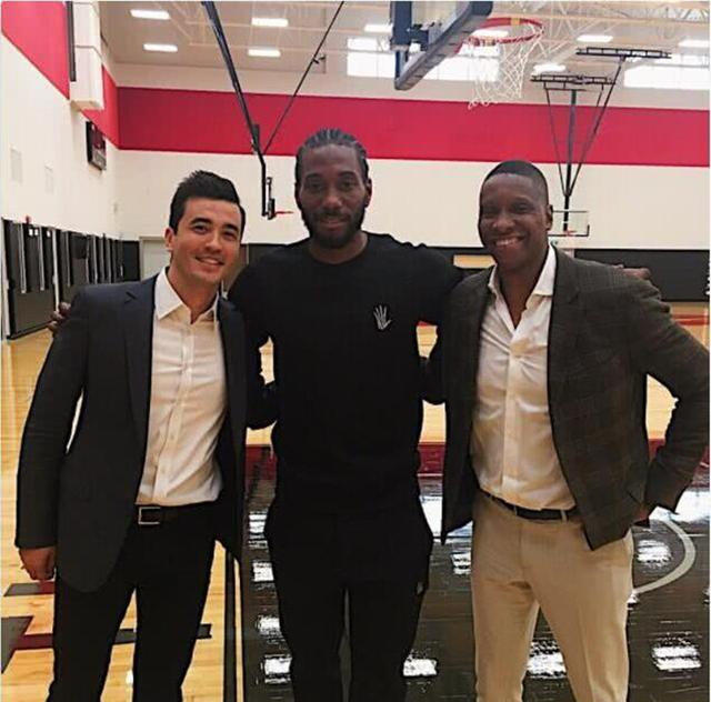 库里半场10中5轰16分4板，帮助勇士占据上风（库里半场10投5中砍16分4篮板，助勇士占先机）