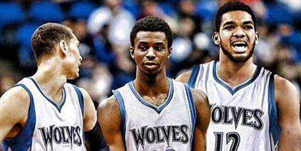 克尼佩尔超高难度后仰三分命中，黄蜂&猛龙进入加时赛！（克尼佩尔后仰高难三分飙中，黄蜂与猛龙战至加时！）