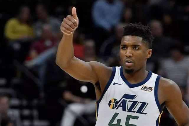 英超-曼联4-1轻取狼队，B费两射一传成头号功臣（英超：曼联4-1击退狼队，B费双响一助成最大功臣）