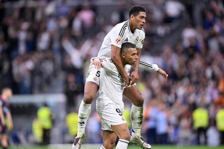 年终大战决赛实时赛况：姆巴佩暂领先C罗248票，火拼持续中（年终终极对决直播：姆巴佩暂以248票优势领先C罗，激战正酣）