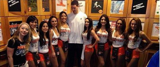 雷迪克：斯玛特是每日观察状态，希望能出战NBA杯1／4决赛（雷迪克：斯玛特目前处于每日评估状态，有望出战NBA杯四分之一决赛）