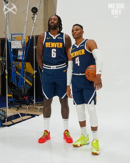 库里今日赛前入场穿加内特战靴，热身换上爱德华兹战靴（库里今日赛前入场先穿加内特战靴，热身阶段改穿爱德华兹战靴）