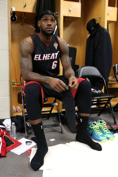 中甲冠军辽宁铁人队在沈阳故宫拍全家福：致敬历史，开启未来（中甲冠军辽宁铁人在沈阳故宫全队合影：向历史致敬，迈向未来）