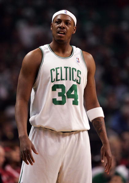 门将精彩救险，引领球队渡过危机（门将神扑救主，带队化险为夷）