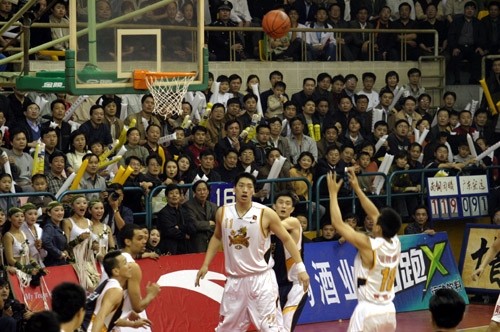 惊魂一分钟！约基奇两罚全中 爱德华兹绝平三分，森林狼VS掘金进加时（惊险读秒：约基奇两罚稳进，爱德华兹绝平三分，森林狼与掘金战至加时）