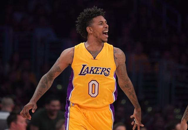 体坛记忆｜为了成为首位湖人女郎，保拉阿卜杜勒付出了多大的代价？（体坛往事｜为当首位湖人女郎，保拉·阿卜杜勒到底牺牲了什么？）