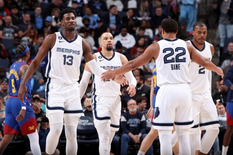 队记：湖人可交易选秀权有限，各队对湖人近年的新秀缺乏兴趣（随队记者：湖人可出手的选秀权不多，各队对其近年新秀普遍不感兴趣）