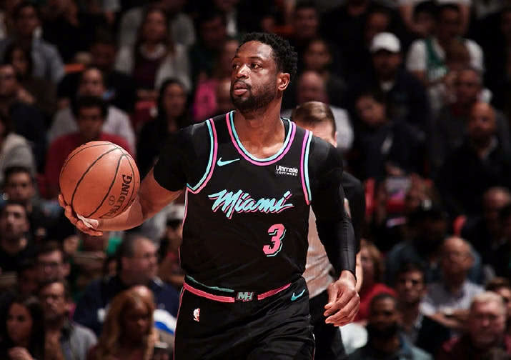 篮球湖人主力球员场上状态火热（湖人主力状态火爆，赛场火力全开）