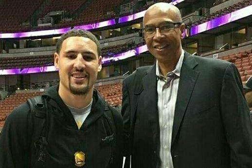 詹姆斯谈湖人防守：我们必须快速回防，限制对手的突破（詹姆斯：湖人需迅速退防，严控对手突破）