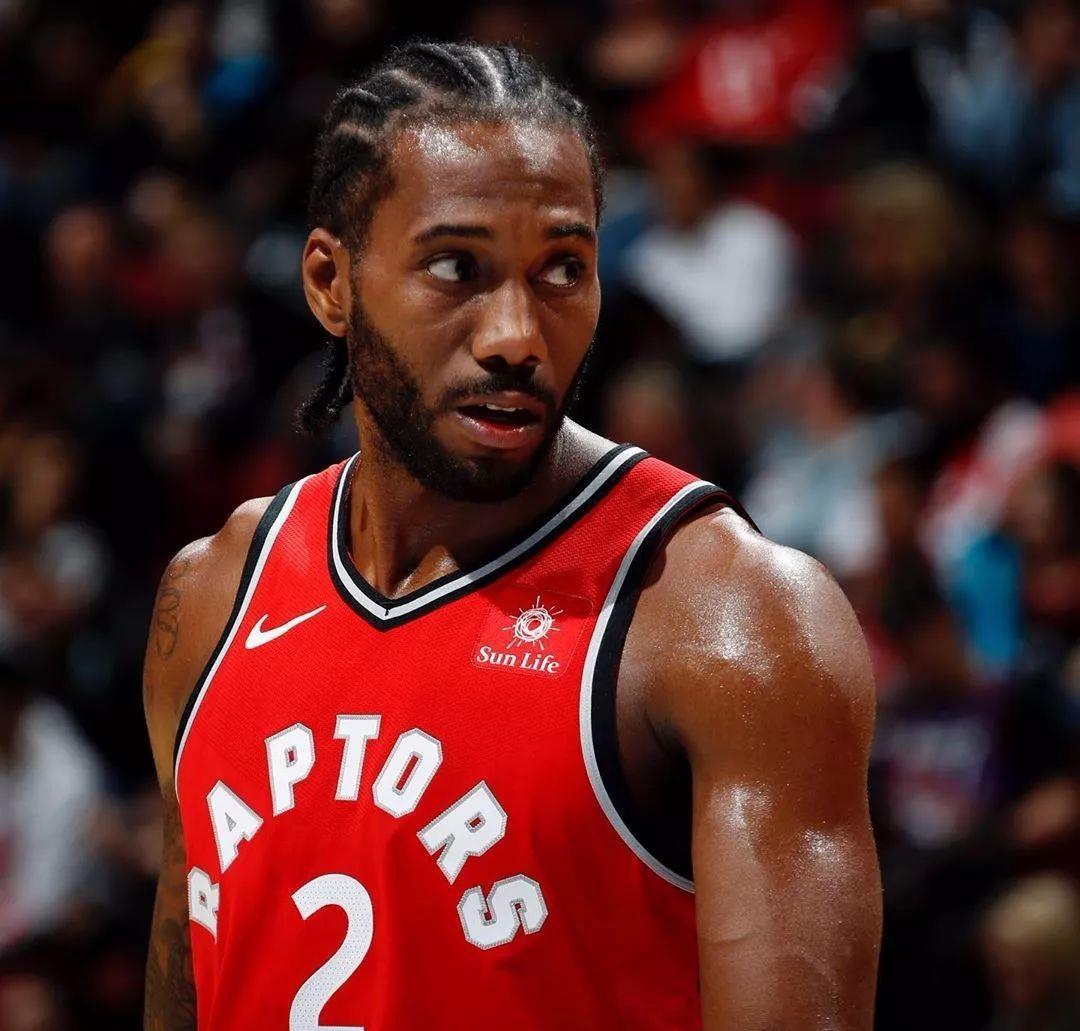 奋力反击！拉梅洛·鲍尔上篮得手 黄蜂轰出11-0扳平比分（黄蜂掀11-0攻势追平比分，拉梅洛·鲍尔上篮命中）